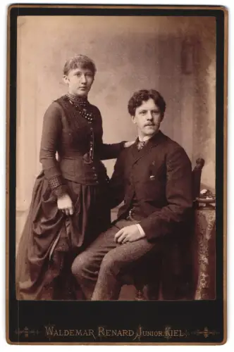 Fotografie Waldemar Renard, Kiel, Sophienblatt 18, Elegantes Paar im zeitgenössischen Gewand