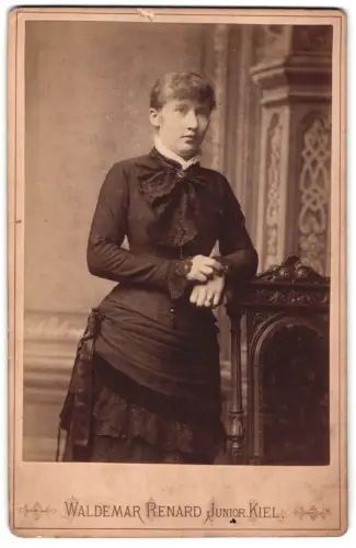 Fotografie Waldemar Renard, Kiel, Sophienblatt 18, Elegante Dame im Atelier