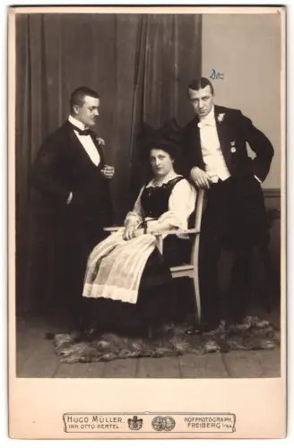 Fotografie Hugo Müller, Freiberg, Erbischstrasse 11, Drei elegant gekleidete Personen