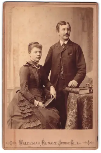 Fotografie Waldemar Renard, Kiel, Sophienblatt 18, Paar in eleganter Pose