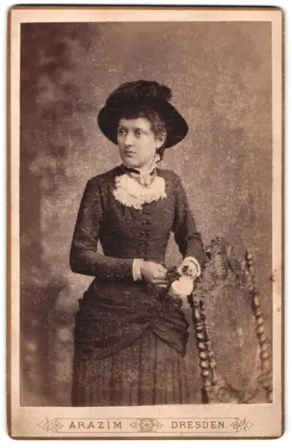 Fotografie Carl Arazim, Dresden, Amalienstrasse 17, Elegante Dame mit Hut