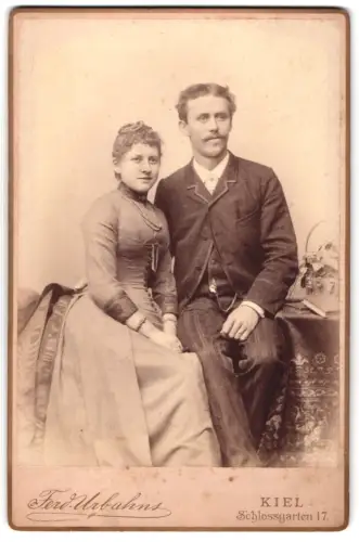 Fotografie Ferd. Urbahns, Kiel, Schlossgarten 17, Elegantes Paarportrait