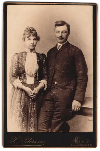 Fotografie H. Petersen, Kiel, Dänische Strasse 42, Elegantes Paarporträt