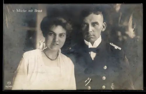 AK Kapitän-Leutnant Hellmuth von Mücke vom Kleinen Kreuzer Emden mit seiner Gemahlin