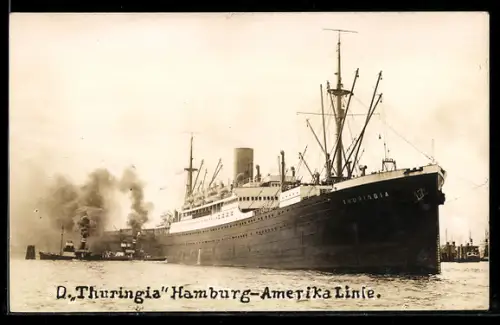 Foto-AK Passagierschiff Thuringia der Hamburg-Amerika-Linie vor dem Hafen