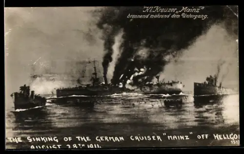 AK Kleiner Kreuzer Mainz brennend im Seegefecht vor Helgoland 28.8.1914 während des Untergang