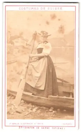 Fotografie Ad. Braun, Dornach, Dame in Tracht in einem Kahn stehend