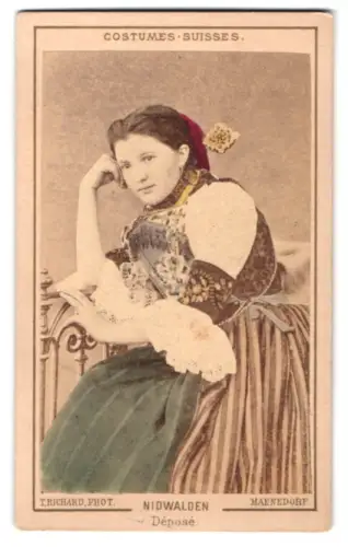 Fotografie Attenhofer & Co., Zurich, Costumes Suisses, Nidwalden, Dame in Tracht