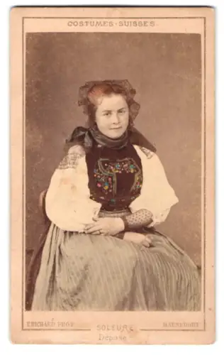 Fotografie Attenhofer & Co., Zurich, Costumes Suisses, Soleure, Junge Frau in Tracht