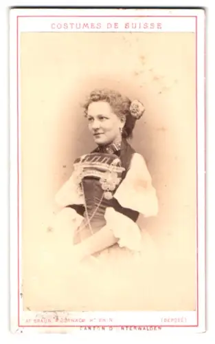 Fotografie Ad. Braun, Dornach, Costumes de Suisse, Canton d`Unterwalden, Junge Dame in Tracht