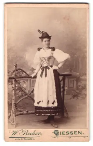 Fotografie W. Becker, Giessen, Bahnhofstrasse, Junge Frau in Tracht zum Fasching