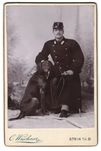Fotografie C. Wüchner, Stein a. d. D., Uniformierter Soldat mit Diensthund