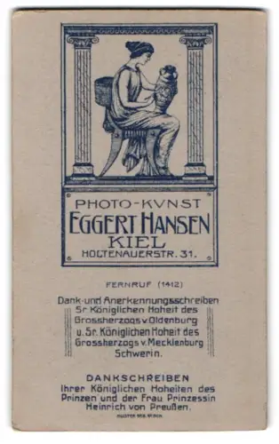 Fotografie Kiel, Eggert Hansen, Holtenauerstr. 31, Griechin bemalt gerahmt von Säulen eine Vase