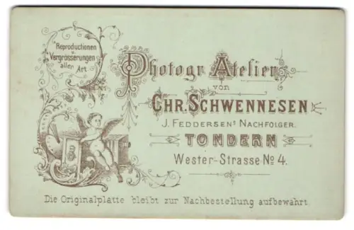 Fotografie Chr. Schwennesen, Tondern, Westerstr. 4, Putto mit Porträt und Kamera