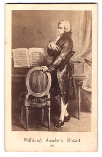 Fotografie Komponist Wolfgang Amadeus Mozart am Klavier stehend