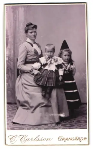 Fotografie C. Carlsson, Grangärde, Mutter mit Kindern in schwedischer Tracht