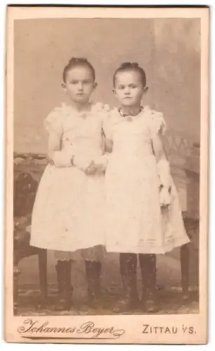 Fotografie Johannes Beyer, Zittau, Lessingstrasse 2, Zwillingsschwestern in identischen Kleidern