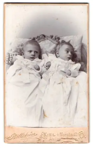 Fotografie Billström, Kiel, Vorstadt 9, Zwillinge als Babys auf einem Kissen