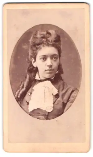 Fotografie H. Mehlert, Itzehoe, Junge Dame mit hochgestecktem Haar und Korkenzieher-Locken