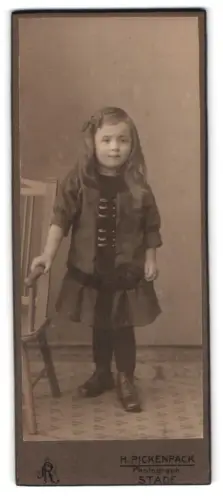 Fotografie H. Pickenpack, Stade, Kleines Mädchen mit Schleife im Haar