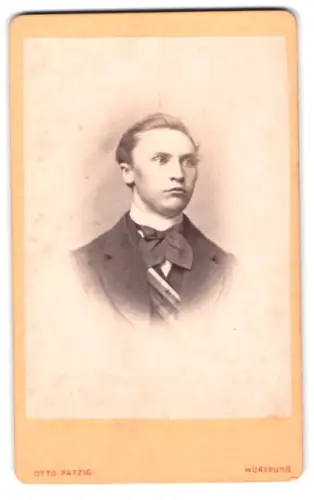 Fotografie Otto Patzig, Würzburg, Unteres Mainquai, Portrait eines Studenten
