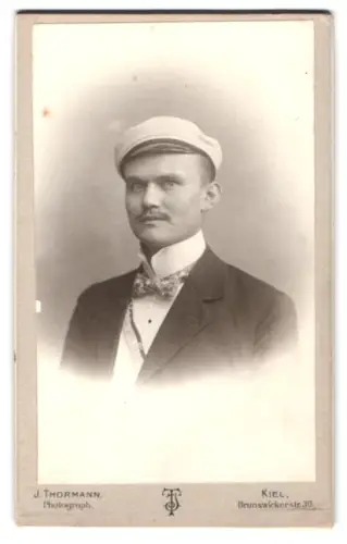 Fotografie J. Thormann, Kiel, Brunswickerstr. 30, Porträt eines Studenten mit Tellermütze und Couleur