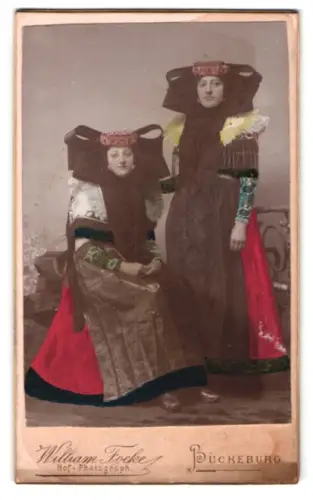 Fotografie William Focke, Bückeburg, Zwei Junge Frauen in Tracht
