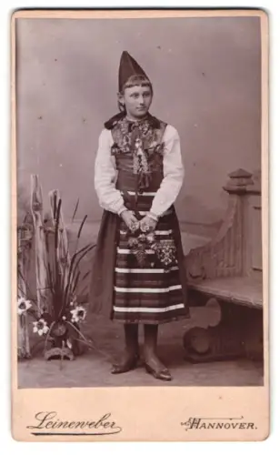 Fotografie Georg Leineweber, Hannover, Georgstrasse 16, Junges Mädchen in Tracht