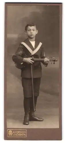 Fotografie A. Wertheim, Berlin, Leipzigerstr., Junge im Matrosenanzug mit seiner Violine