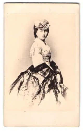 Fotografie Maria Anna von Portugal, Prinzessin von Sachsen-Coburg und Gotha, Porträt im taillierten Kleid