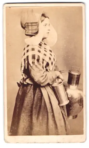 Fotografie Holländische Milchfrau in flämischer Tracht