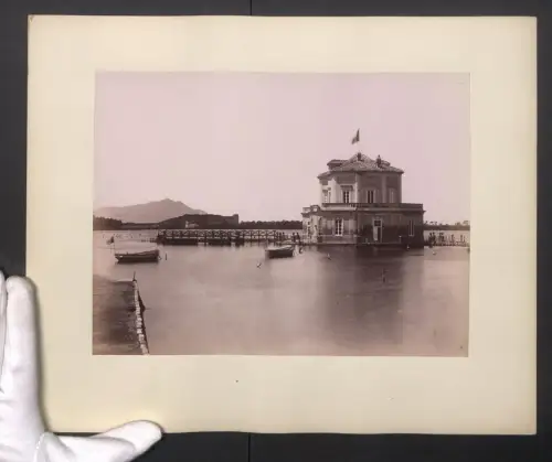 Fotografie unbekannter Fotograf, Ansicht Bacoli /Lago del Fusaro, Casina Vanvitelliana, Grossformat 29 x 35cm