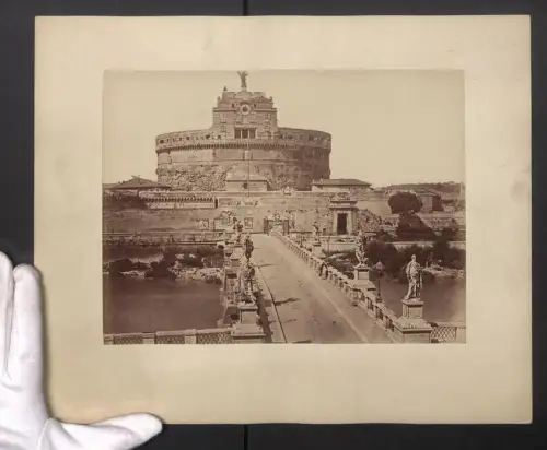 Fotografie unbekannter Fotograf, Ansicht Rom, Brücke zur Engelsburg mit Skulpturen, Grossformat 29 x 35cm