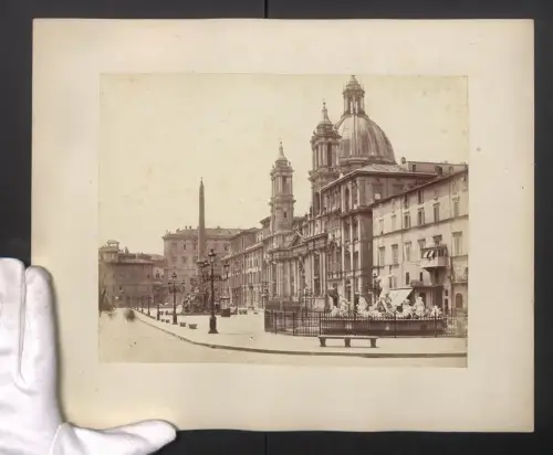 Fotografie unbekannter Fotograf, Ansicht Rom, Palazzo Navona mit Denkmal, Grossformat 29 x 36cm