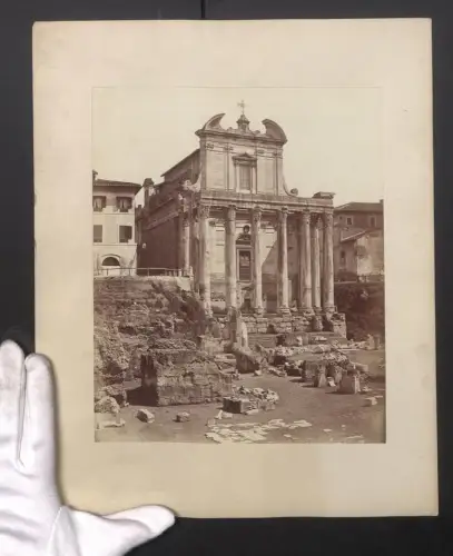 Fotografie unbekannter Fotograf, Ansicht Roma, Tempio di Antonino e Faustina, Grossformat 35 x 29cm