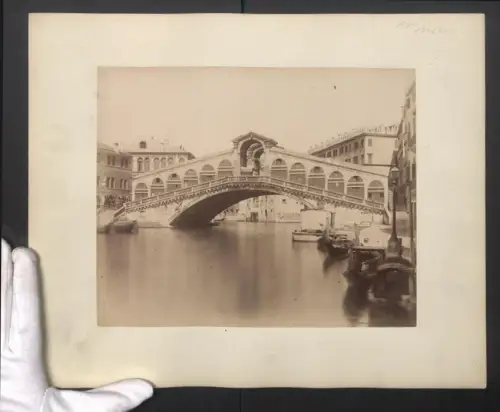 Fotografie unbekannter Fotograf, Ansicht Venedig, Überdachte Brücke vom Kanal aus gesehen, Grossformat 29 x 35cm