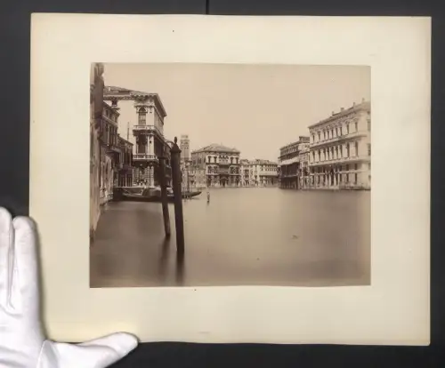 Fotografie unbekannter Fotograf, Ansicht Venedig, Idyllische Kanalpartie mit Haus M. Guggenheim, Grossformat 29 x 36cm
