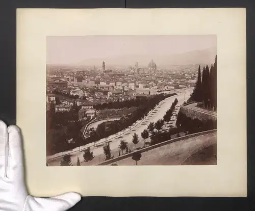 Fotografie unbekannter Fotograf, Ansicht Firenze, Blick über die Stadt aus der Vogelschau, Flusspartie mit Brücken