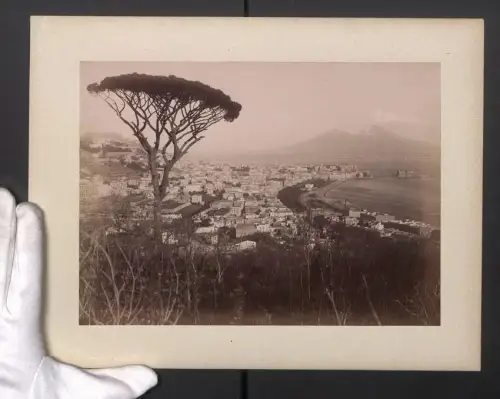 Fotografie unbekannter Fotograf, Ansicht Neapel, Malerische Ortsansicht mit Küste und Bergen im Hintergrund, 25 x 33cm