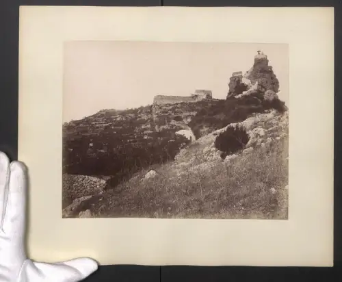 Fotografie unbekannter Fotograf, Ansicht Capri, Tiberio, Überwachsene Ruine mit Turm, Grossformat 29 x 36cm