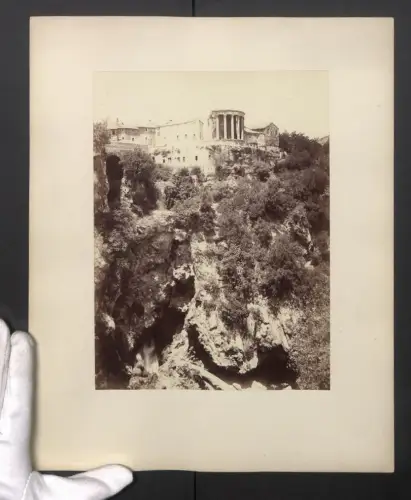 Fotografie unbekannter Fotograf, Ansicht Tivoli, Tempel der Vesto, Grotte di Nettuno, Grossformat 36 x 29cm