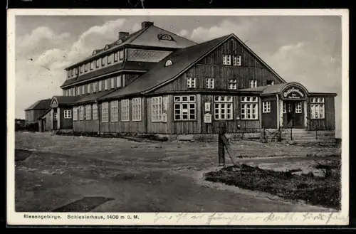 AK Schlesierhaus /Riesengebirge, Blick auf die Berghütte