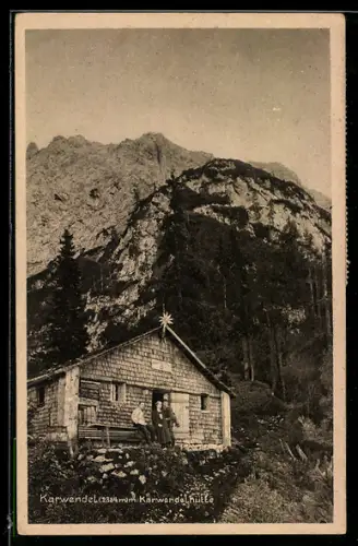 AK Karwendelhütte, Ansicht mit Gästen u. Karwendel