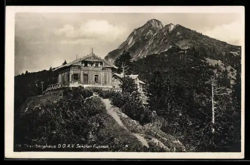 AK Tegelberg-Haus, Berghütte mit Berg im Hintergrund