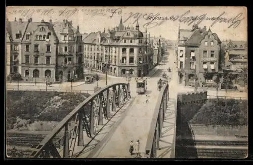 AK Worms a. Rh., Brunhildebrücke mit anfahrender Strassenbahn