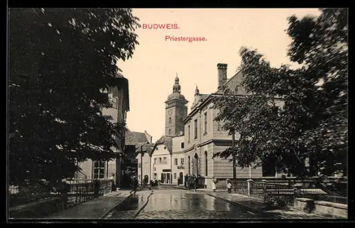 AK Budweis, Priestergasse mit Passanten