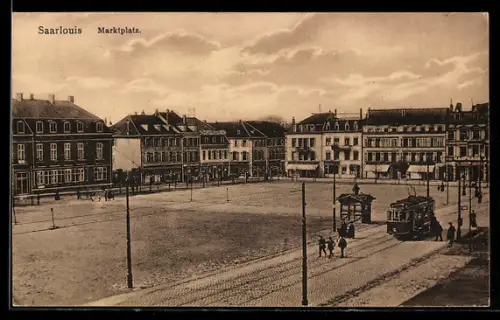 AK Saarlouis, Marktplatz mit Schuhwarengeschäft und Strassenbahn