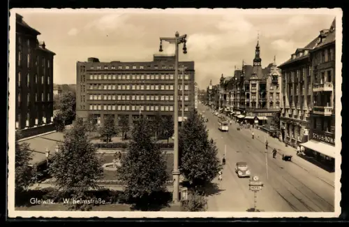 AK Gleiwitz, Blick in die Wilhelmstrasse mit Geschäften und Strassenbahn