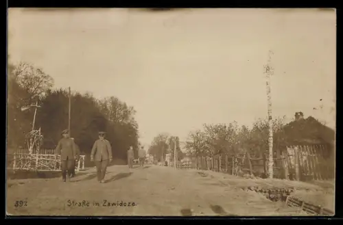 AK Zawidcze, Strassenpartie mit deutschen Offizieren, beide mit Band zum EK II 1914