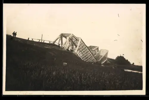 Foto-AK Osowiec, Von russischen Truppen gesprengte Eisenbahn-Brücke 1915